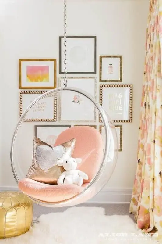 Decoração clean com cadeira de balanço moderna suspensa para quarto infantil  Foto Fashionismo