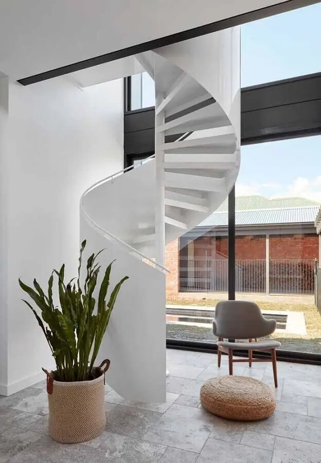 decoração clean com escada espiral para casa branca Foto Jeito de Casa