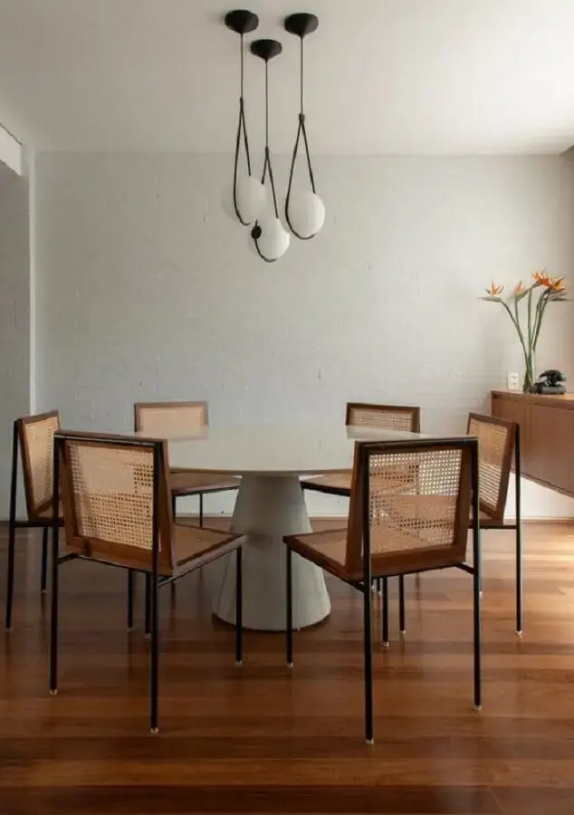 decoração clean com luminária moderna para sala de jantar com mesa redonda Foto Pinterest