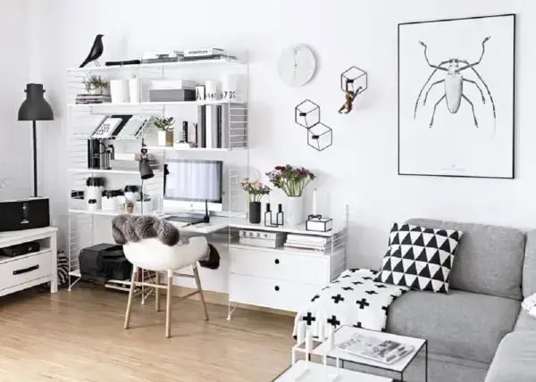 Sala clean em tons de branco e cinza com mesa para home office pequeno