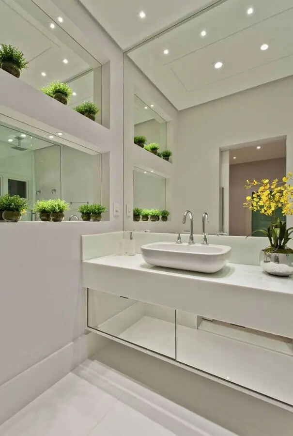 decoração clean para banheiro com armário planejado com portas espelhadas Foto Arquitetando na Net