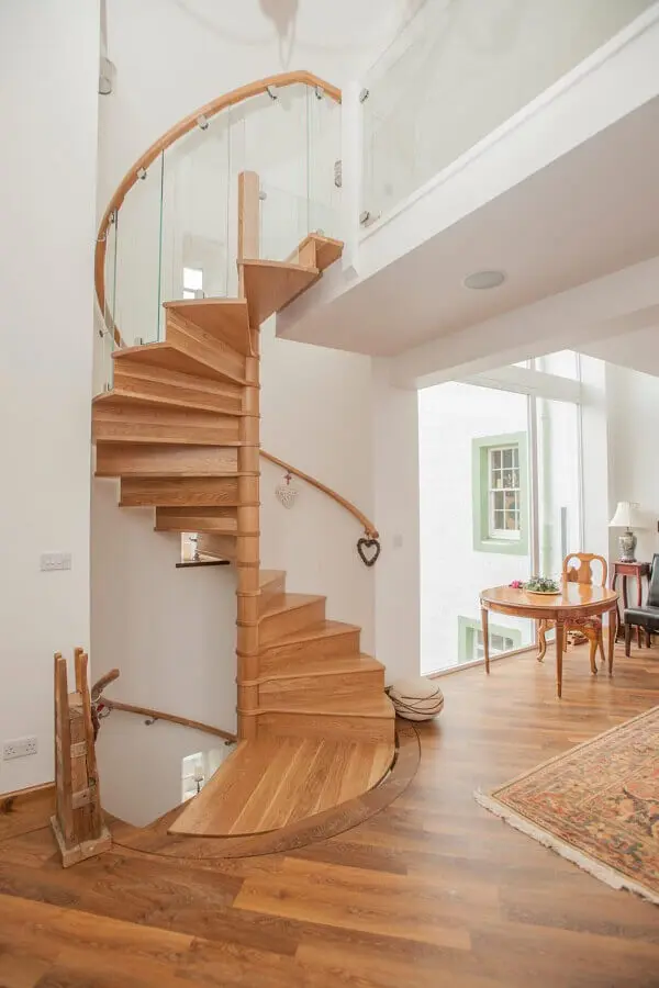 decoração clean para casa branca com escada espiral de madeira Foto Homify