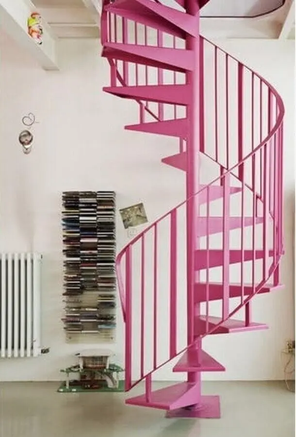 decoração clean para casa com escada espiral rosa Foto Pinterest