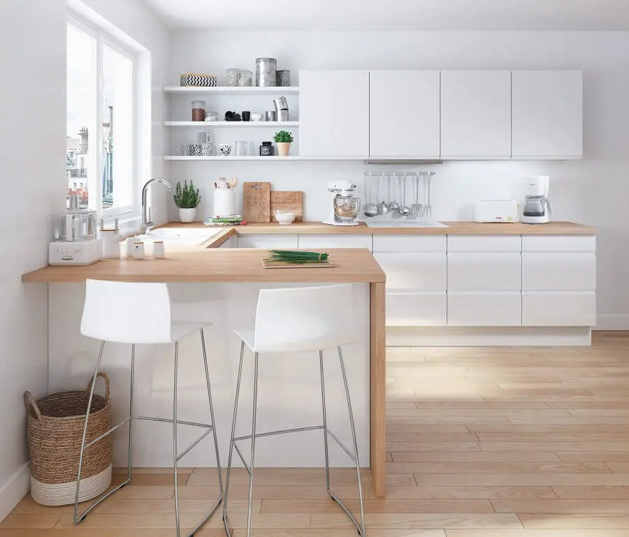 decoração clean para cozinha estilo americana branca em U com bancada de madeira clara Foto Pinterest