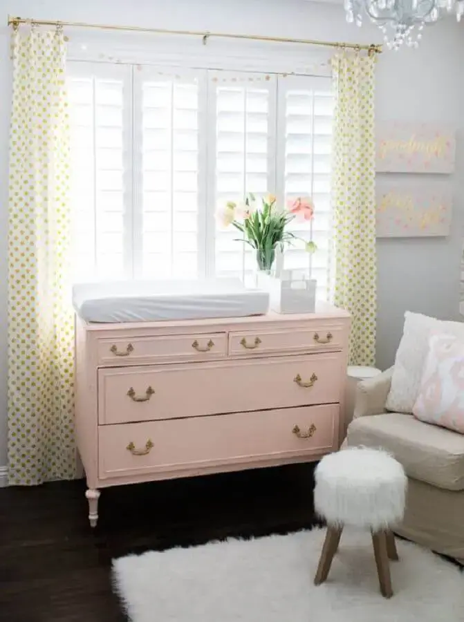 decoração clean para quarto de bebê com cômoda com trocador rosa claro Foto Project Nursery