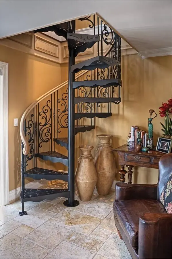 decoração clássica para casa com escada espiral de ferro Foto The Iron Shop