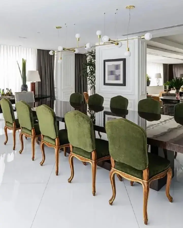 decoração clássica para sala de jantar sofisticada com cadeira estofada verde escuro Foto Maurício Karam Arquitetura