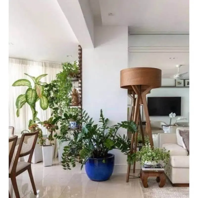 decoração com abajur de pé para sala de apartamento integrada com varanda Foto Pinterest