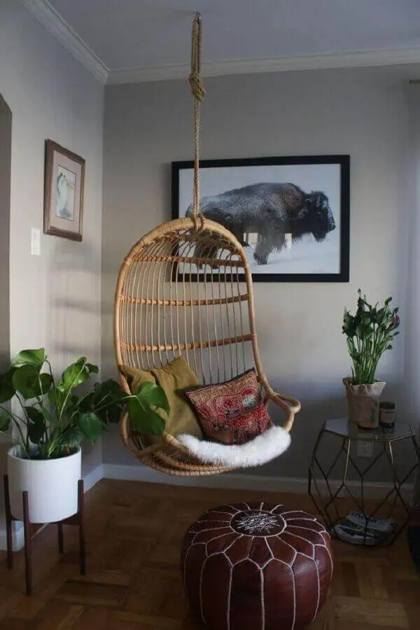 Decoração com cadeira de balanço suspensa e puff redondo de couro Foto Pinterest