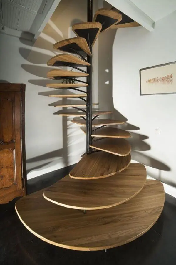 decoração com escada espiral de madeira moderna Foto Pinterest