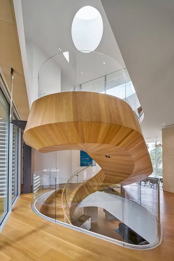 decoração com escada espiral moderna de madeira com guarda corpo de vidro Foto Pinterest