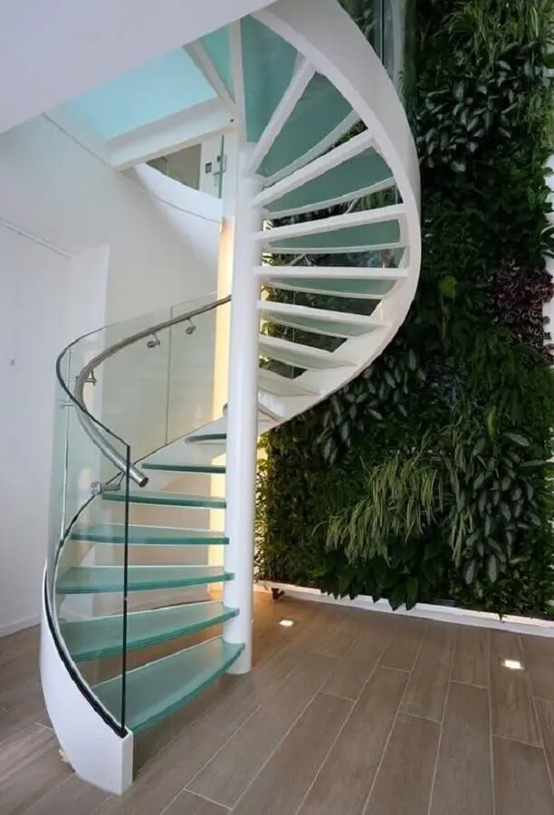 decoração com jardim vertical e escada espiral de vidro Foto Jeito de Casa