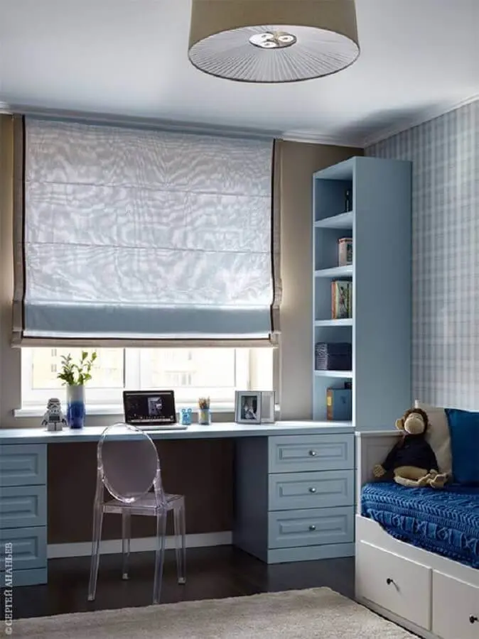 decoração com papel de parede xadrez para quarto planejado com escritório Foto AD Russia