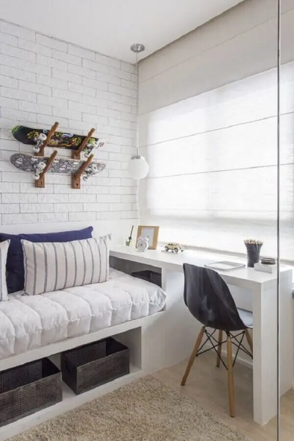 decoração com parede tijolinho branco para quarto solteiro com escritório Foto Pinterest