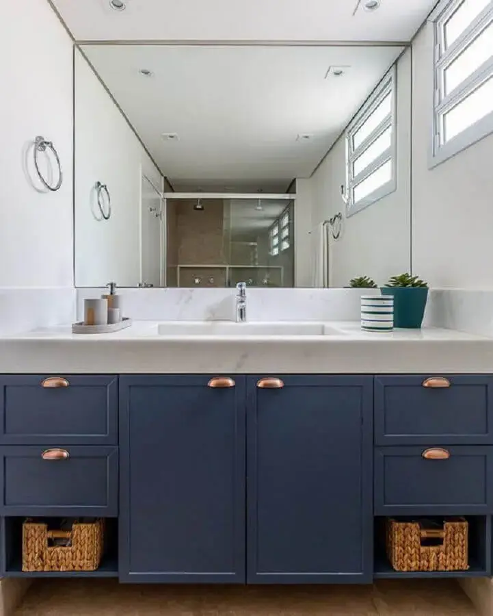 decoração de banheiro azul e branco com armário planejado Foto Decor Salteado