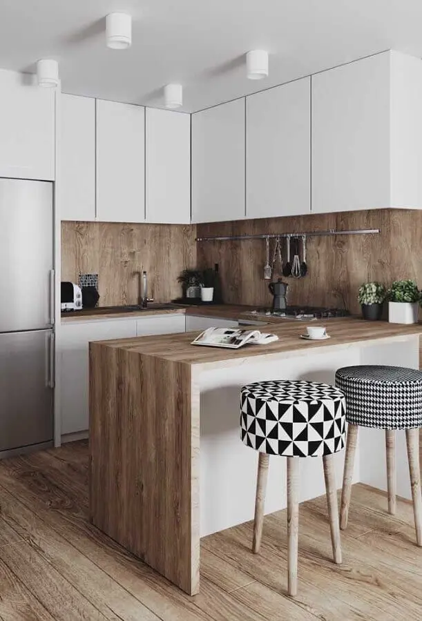 decoração de cozinha com armário planejado branco com bancada de madeira Foto Pinterest