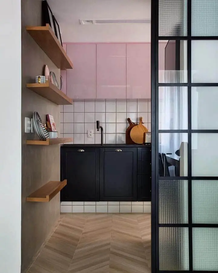 decoração de cozinha com gabinete preto e armário aéreo cor rosa chá Foto PKB Arquitetura
