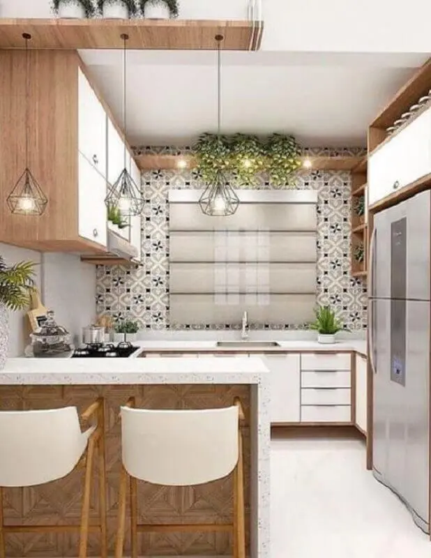 Decoração de cozinha estilo americana com armário branco com detalhes em madeira Foto Pinterest