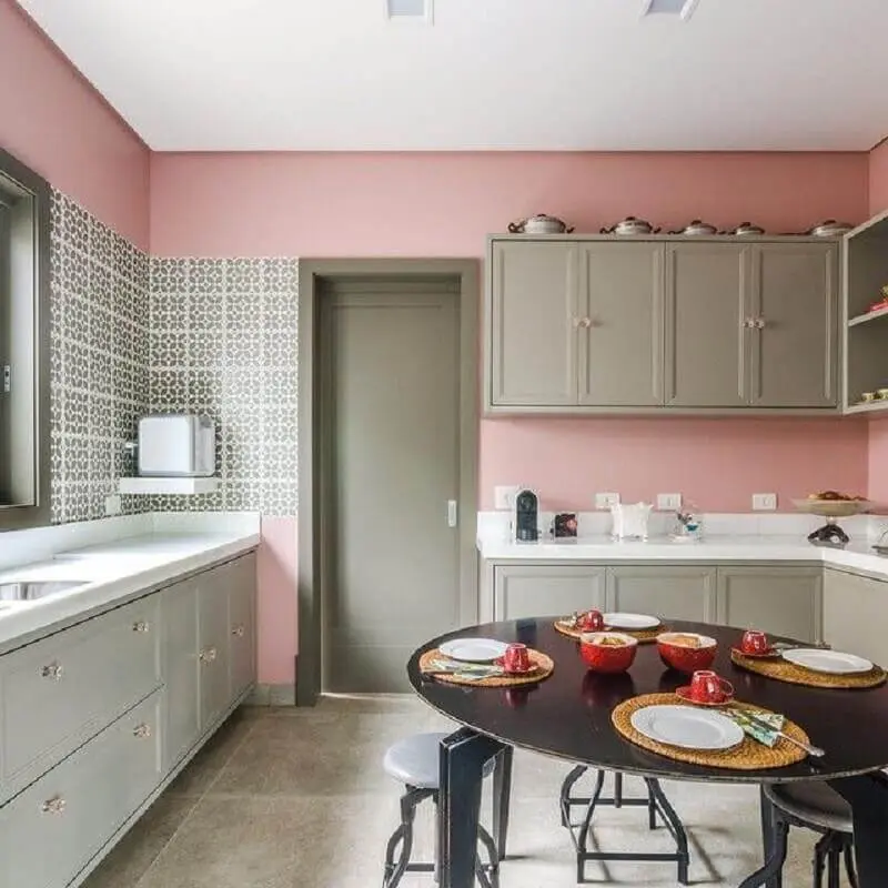 Decoração de cozinha planejada com parede rosa chá Foto Andrea Murao