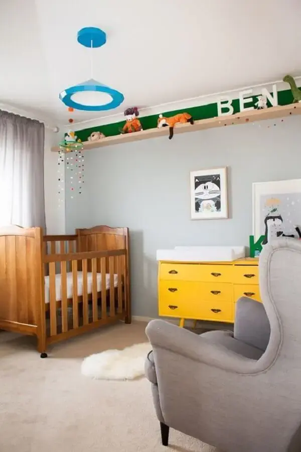 decoração de quarto cinza com cômoda para bebê com trocador amarela Foto Histórias de Casa