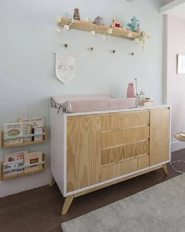 decoração de quarto de bebê branco com cômoda com trocador branca com madeira Foto Constance Zahn