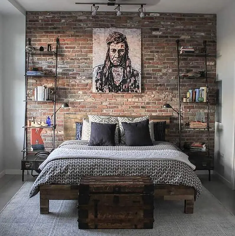 decoração de quarto industrial simples com cama de madeira e parede rústica Foto do edu
