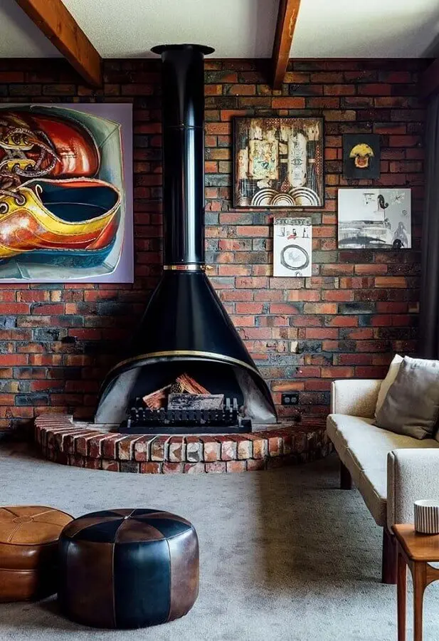 decoração de sala com lareira rústica de ferro e tijolinho à vista  Foto Pinterest