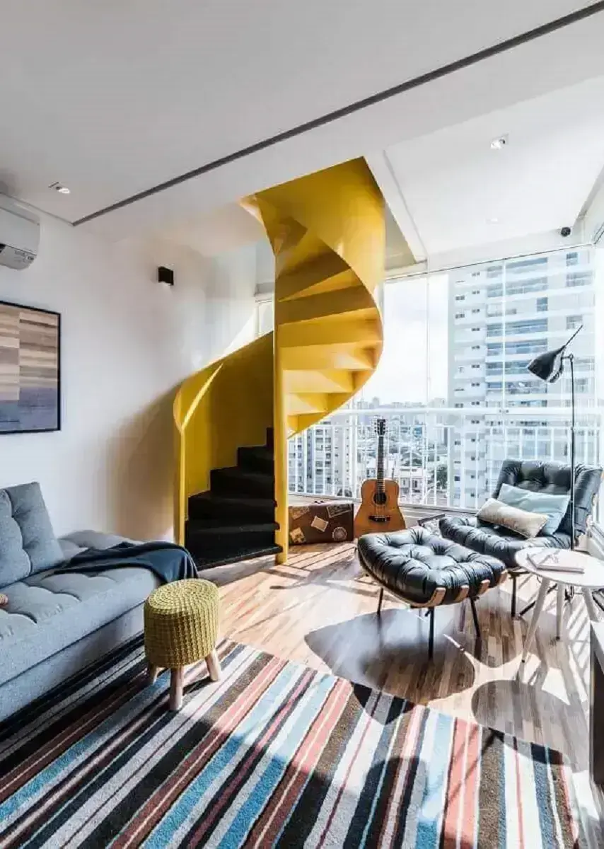 decoração de sala com tapete listrado e escada espiral amarela moderna Foto Dicas Decor