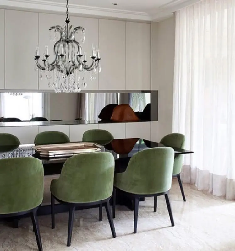 Decoração de sala de jantar com lustre de cristal e cadeira verde musgo Foto Jeito de Casa