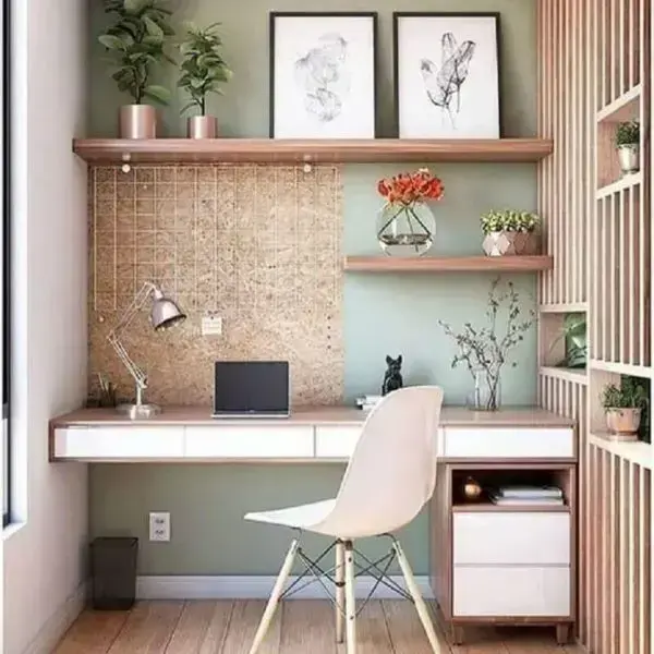 Home office na sala planejada com estante de madeira e plantas na decoração