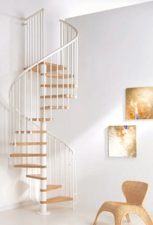 decoração minimalista para casa com escada espiral com degraus de madeira clara Foto Pinterest