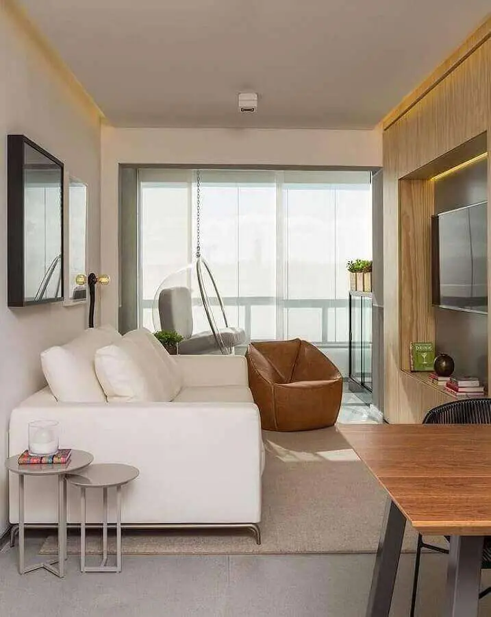 Decoração moderna com cadeira de balanço suspensa para sala de TV integrada com varanda de apartamento Foto Studio Gabriel Garbin