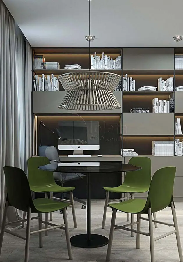 Decoração moderna para sala de jantar cinza com cadeira verde musgo Foto Pinterest