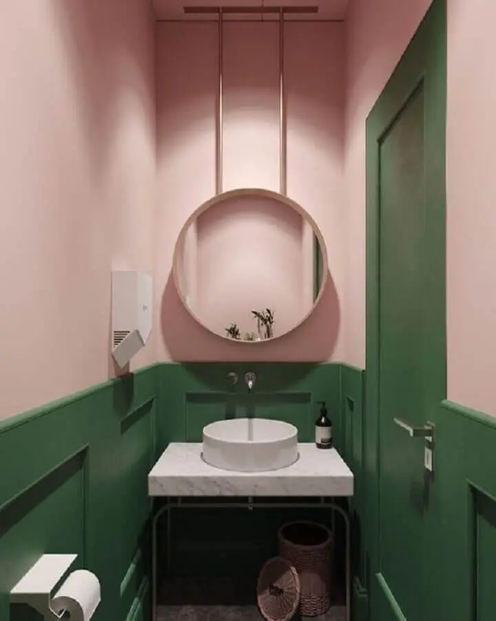decoração rosa chá e verde escuro para lavabo pequeno Foto Thony