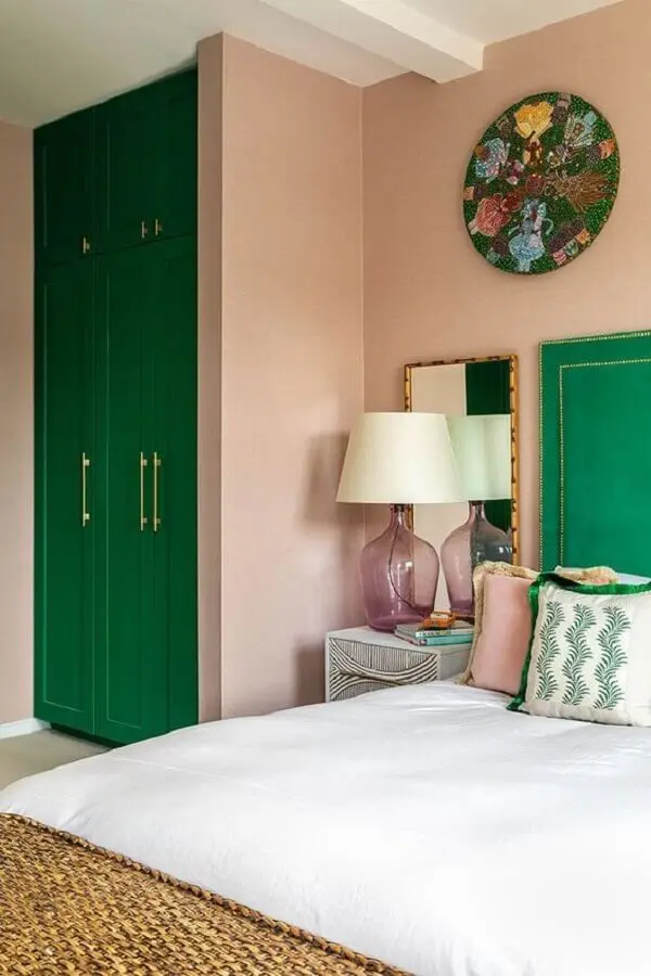decoração rosa chá e verde esmeralda para quarto de casal Foto PUFIK Interiors & Inspirations