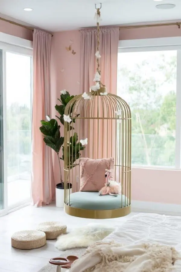 decoração rosa chá para quarto com balanço suspenso dourado Foto Pinterest