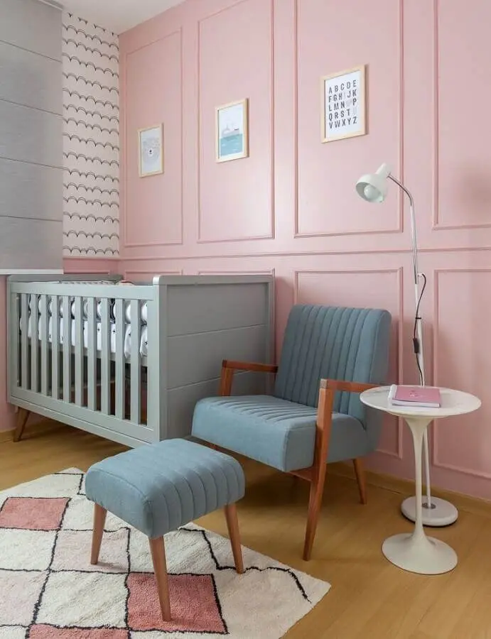 decoração rosa chá para quarto de bebê com berço cinza e poltrona azul Foto Amis Arquitetura e Decoração