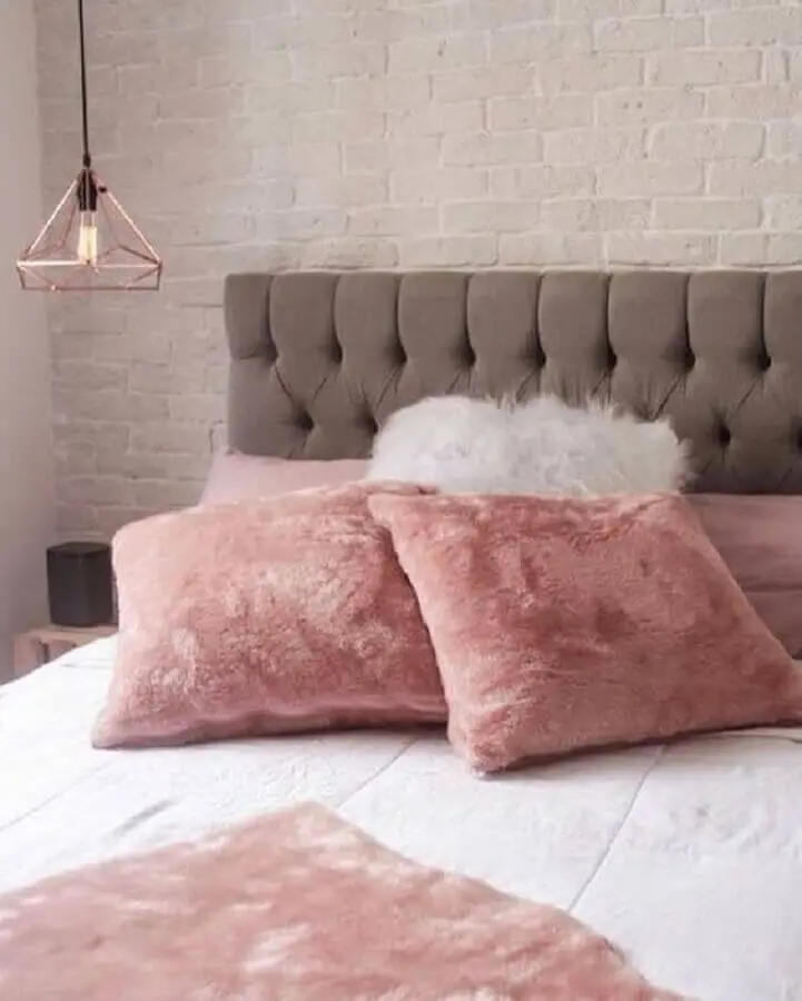 decoração rosa chá para quarto de casal com cabeceira estofada cinza Foto Pinterest