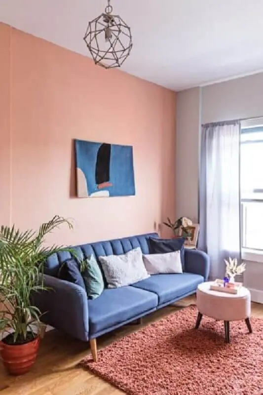 decoração rosa chá para sala de estar com sofá azul Foto Domino
