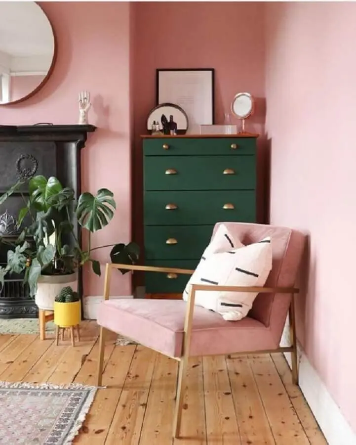 decoração rosa chá para sala decorada com espelho redondo e cômoda verde escura Foto Pinterest