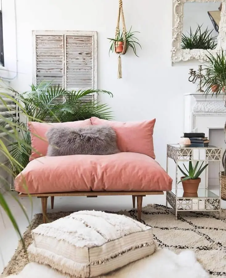 decoração simples com sofá rosa chá de madeira e vasos de plantas Foto Pinterest