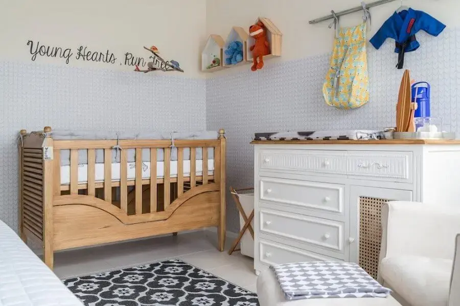 decoração simples para quarto com cômoda com trocador para bebê branca e berço de madeira Foto NaToca Design