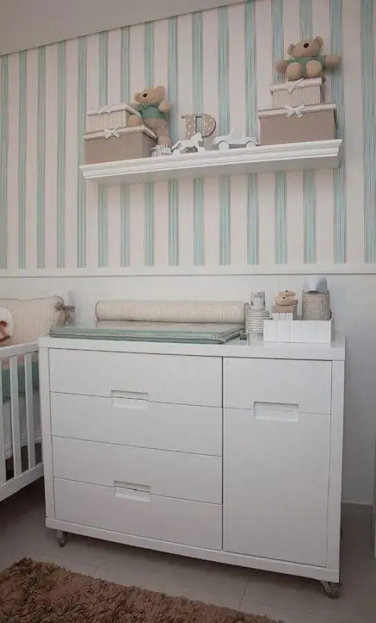 decoração simples para quarto de bebê com papel de parede listrado e cômoda com trocador branca Foto Pinterest