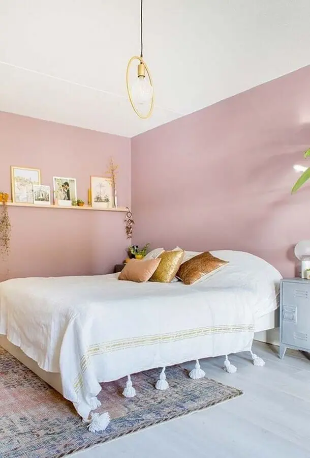 decoração simples para quarto de casal com parede rosa chá Foto Pinterest