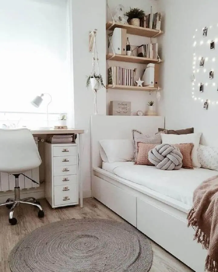 decoração simples para quarto solteiro com escritório em cores claras Foto Archzine