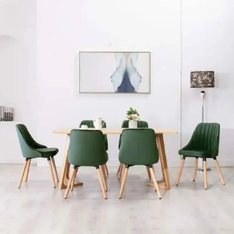 Decoração simples para sala de jantar branca com cadeira verde escuro  Foto KuantoKusta