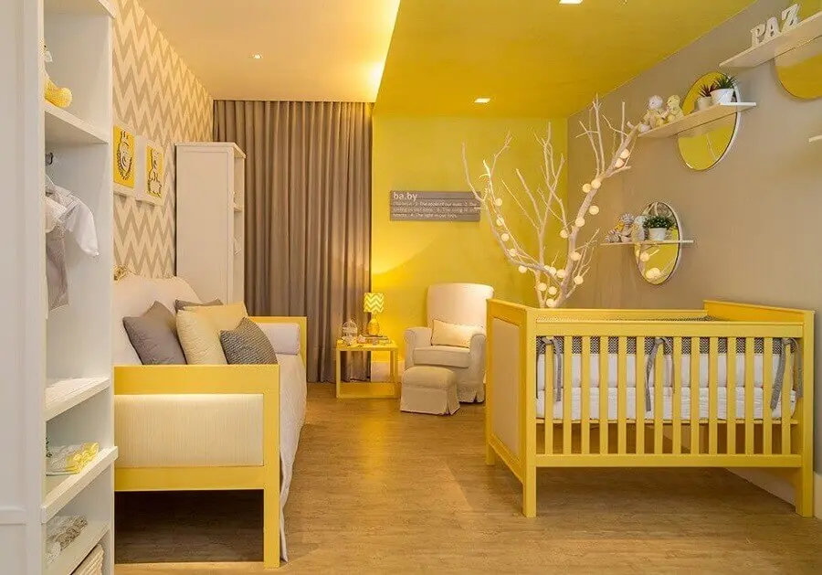 dicas de decoração para quarto de bebê amarelo e cinza com papel de parede chevron Foto Rangel Design de Interiores