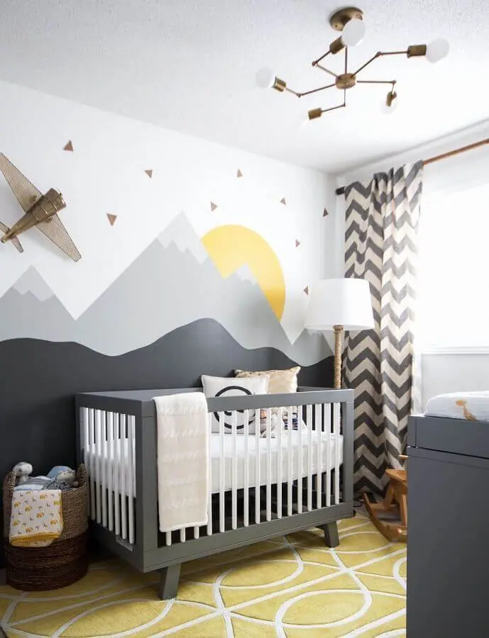 dicas de decoração para quarto de bebê cinza e branco com adesivos de montanhas para parede Foto Pinterest