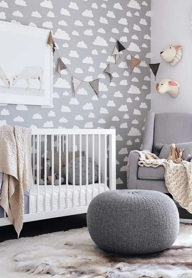dicas de decoração para quarto de bebê cinza e branco com papel de parede de nuvens Foto Pinterest