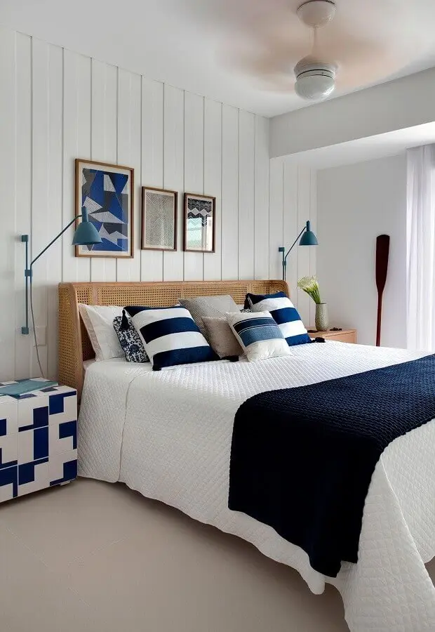 dicas de decoração para quarto de casal azul e branco com cabeceira rústica Foto Casa de Valentina